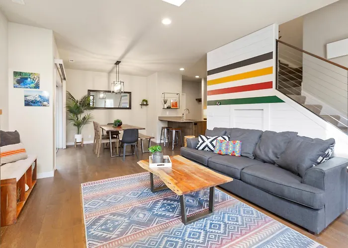The Pendleton - Walkable - Arcade Loft - Modern- Light & Bright