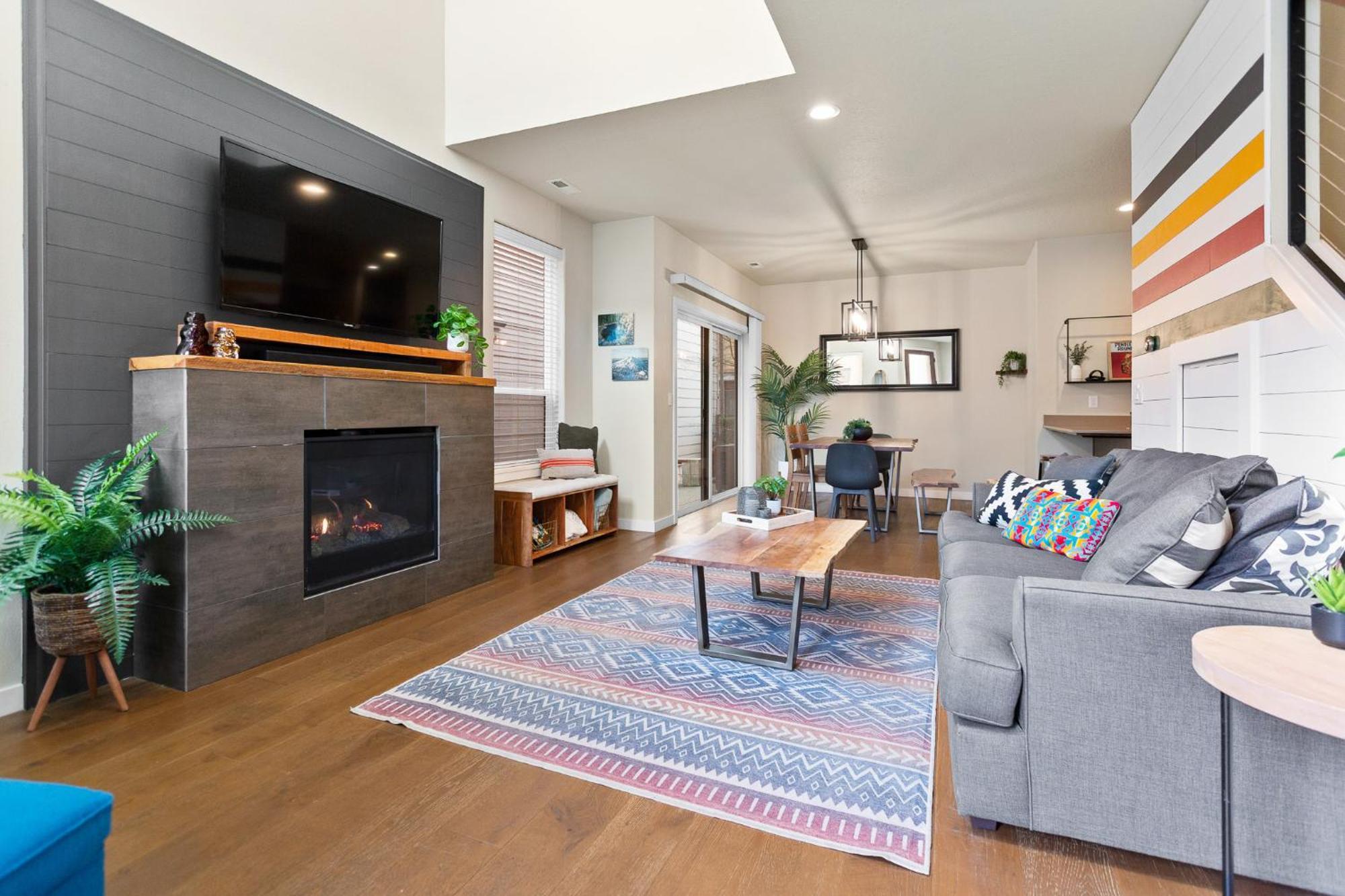 The Pendleton - Walkable - Arcade Loft - Modern- Light & Bright