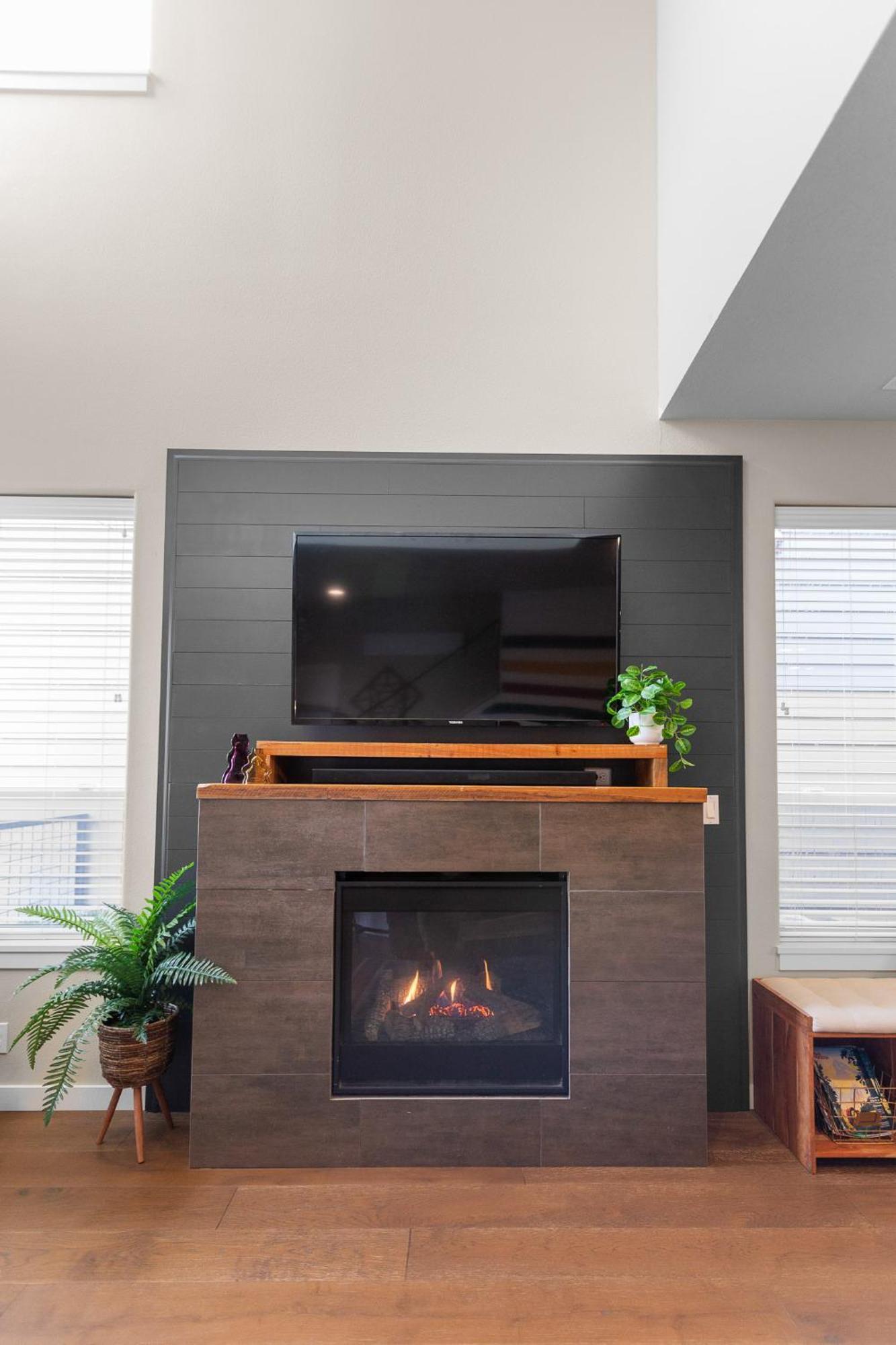 The Pendleton - Walkable - Arcade Loft - Modern- Light & Bright *