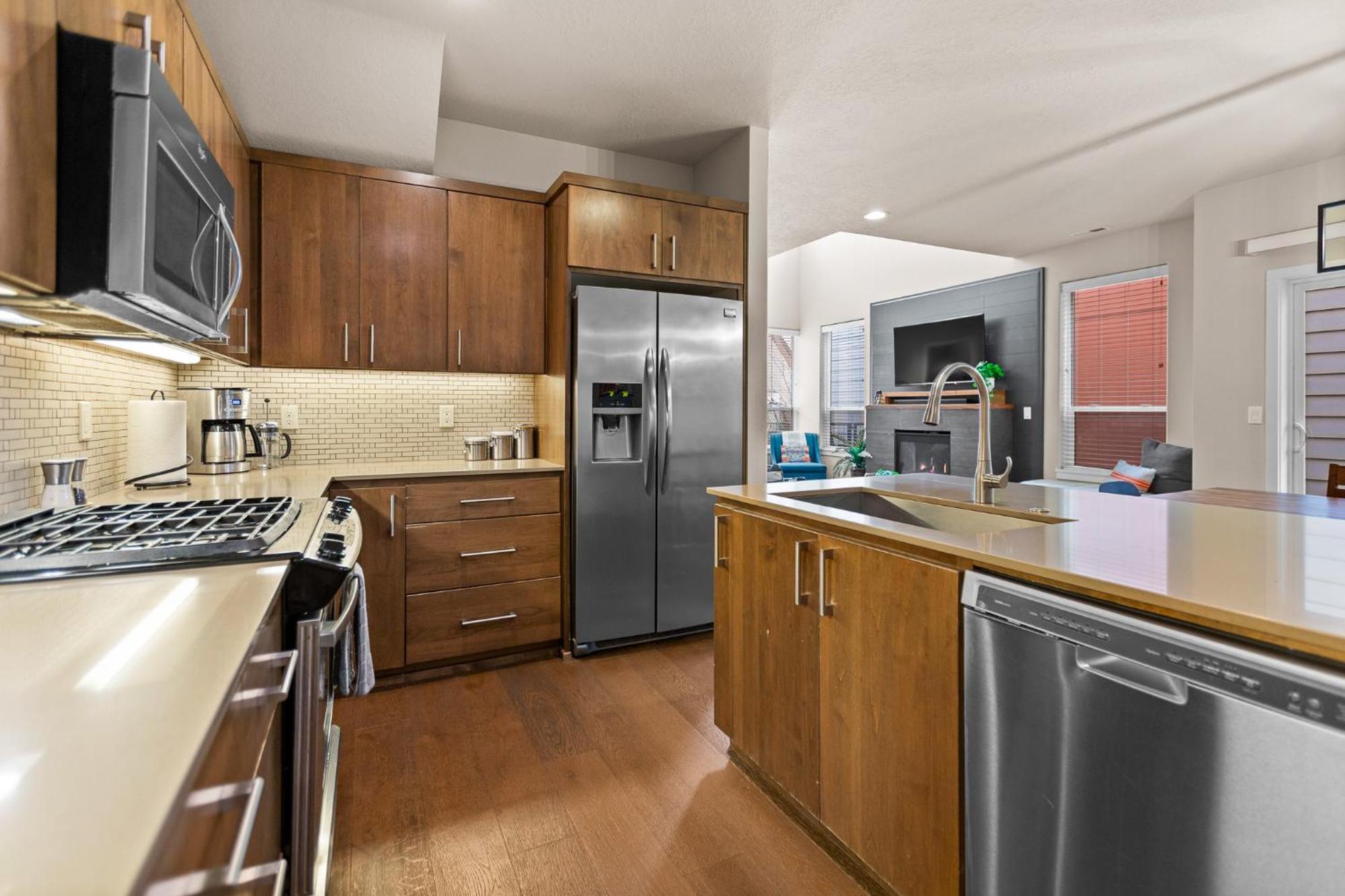 The Pendleton - Walkable - Arcade Loft - Modern- Light & Bright *