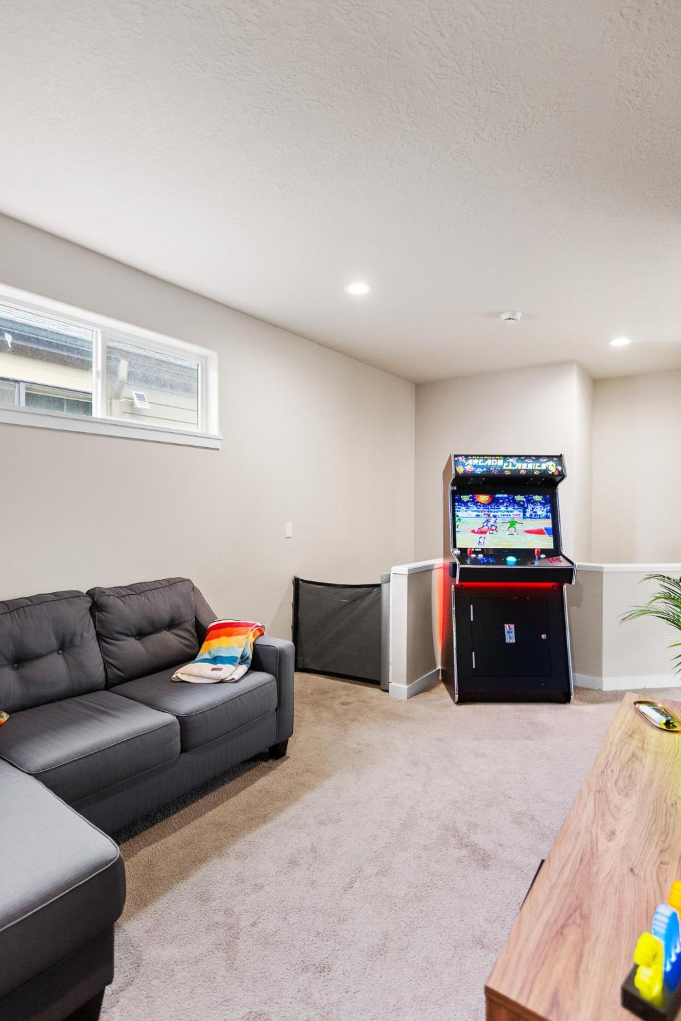 The Pendleton - Walkable - Arcade Loft - Modern- Light & Bright