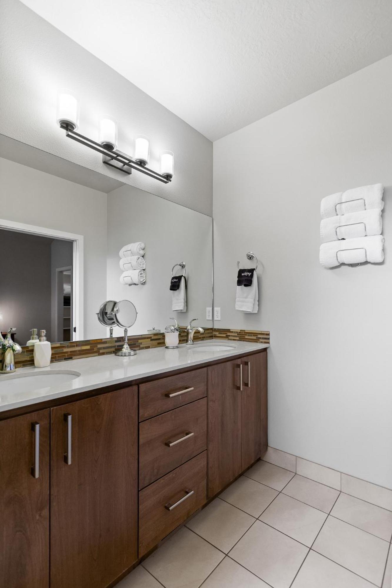 The Pendleton - Walkable - Arcade Loft - Modern- Light & Bright Eugene