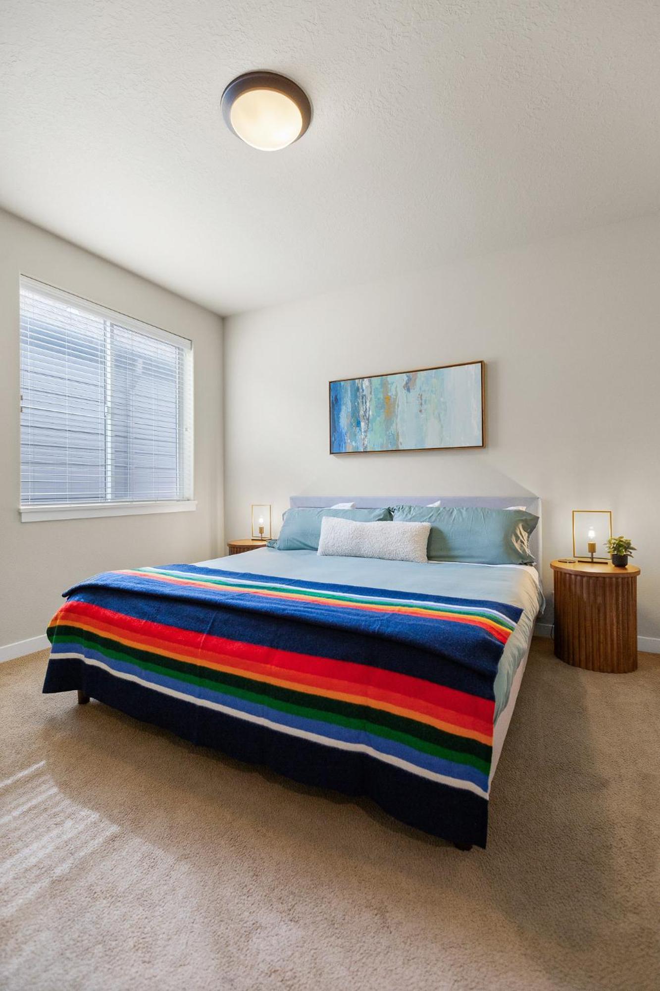 The Pendleton - Walkable - Arcade Loft - Modern- Light & Bright *