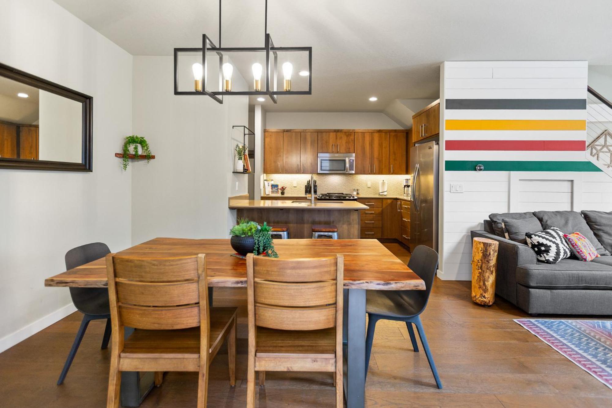 The Pendleton - Walkable - Arcade Loft - Modern- Light & Bright Eugene