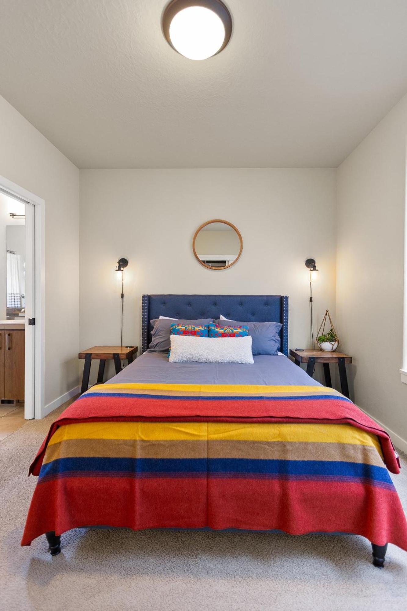 The Pendleton - Walkable - Arcade Loft - Modern- Light & Bright